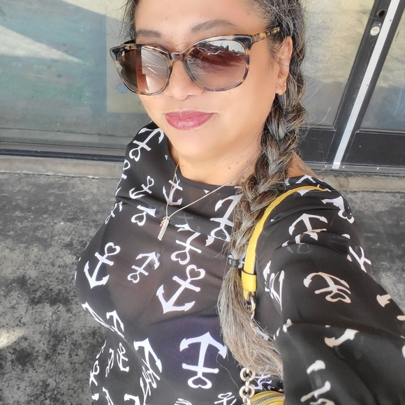 👋👩🏽‍🦳 Meet your Posher, April 🐘🥰 - Picture 8 of 8